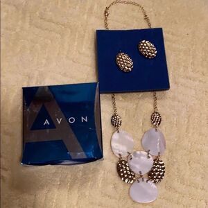 Avon mother of pearl and hammered‎ gold tone bib necklace gift set